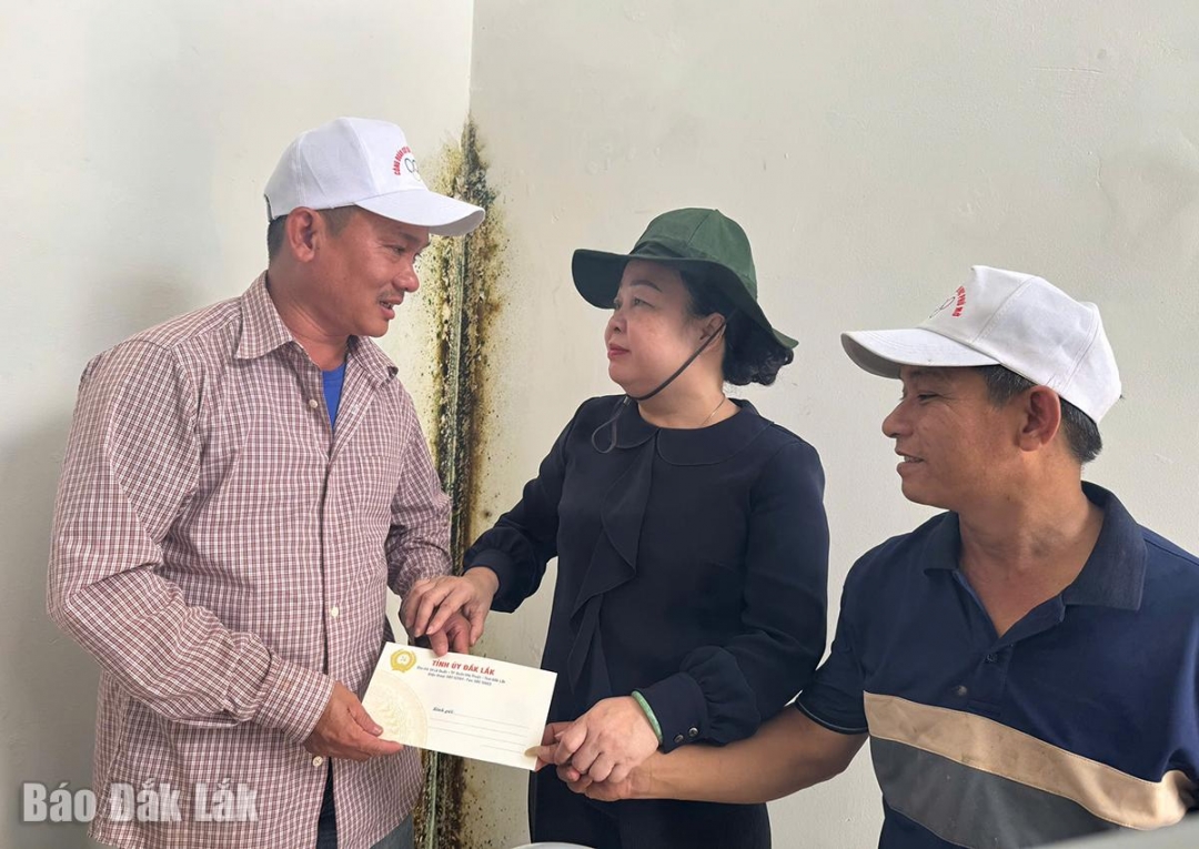 Đồng chí Cao Thị Hoà An trao 5 triệu đồng hỗ trợ Trường Tiểu học Phú Mỡ khắc phục hậu quả sau bão.