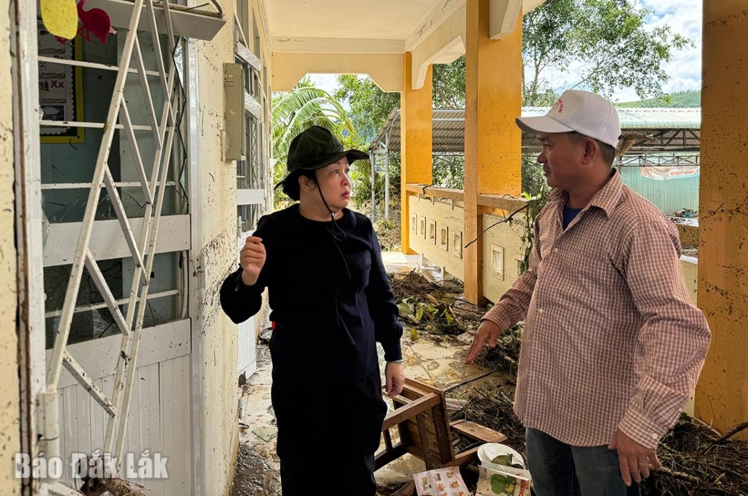 Đồng chí Cao Thị Hòa An kiểm tra thiệt hại tại Trường tiểu học Phú Mỡ. Ảnh: Hồ Như