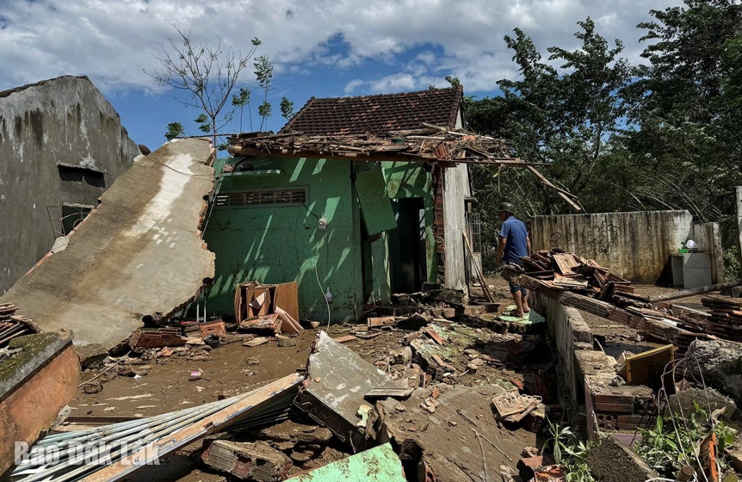 Một căn nhà ở xã Phú Mỡ bị hư hại nặng sau bão. Ảnh: Hồ Như