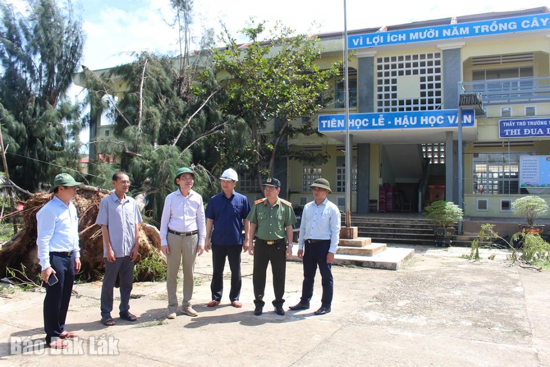 Đồng chí Tạ Anh Tuấn, Phó Bí thư Tỉnh ủy, Chủ tịch UBND tỉnh cùng lãnh đạo các sở, ngành kiểm tra thiệt hại tại Trường Tiểu học Cù Chính Lan, xã Xuân Cảnh.