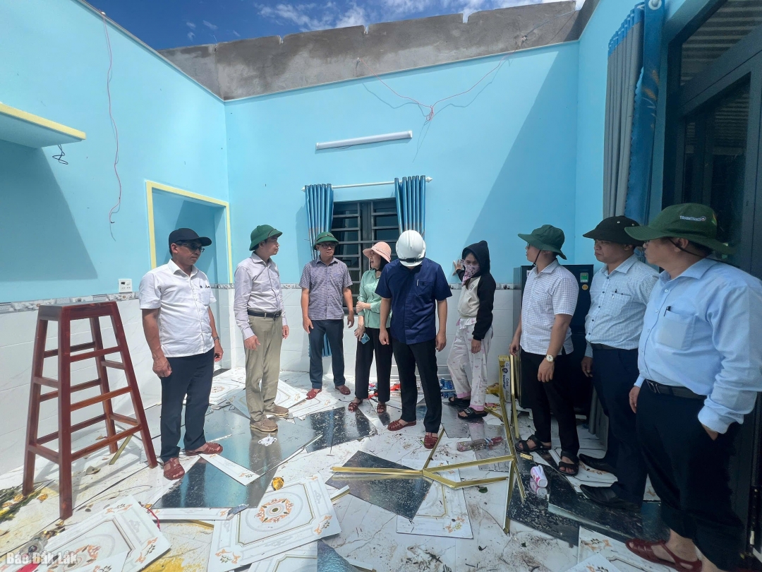 Ngôi nhà chị Bùi Thị Mến (khu phố Mỹ Thành, phường Xuân Đài) vừa được xây dựng và dọn về ở dược 3 tháng, sau bão, ngôi nhà đã bị tốc mái hoàn toàn.