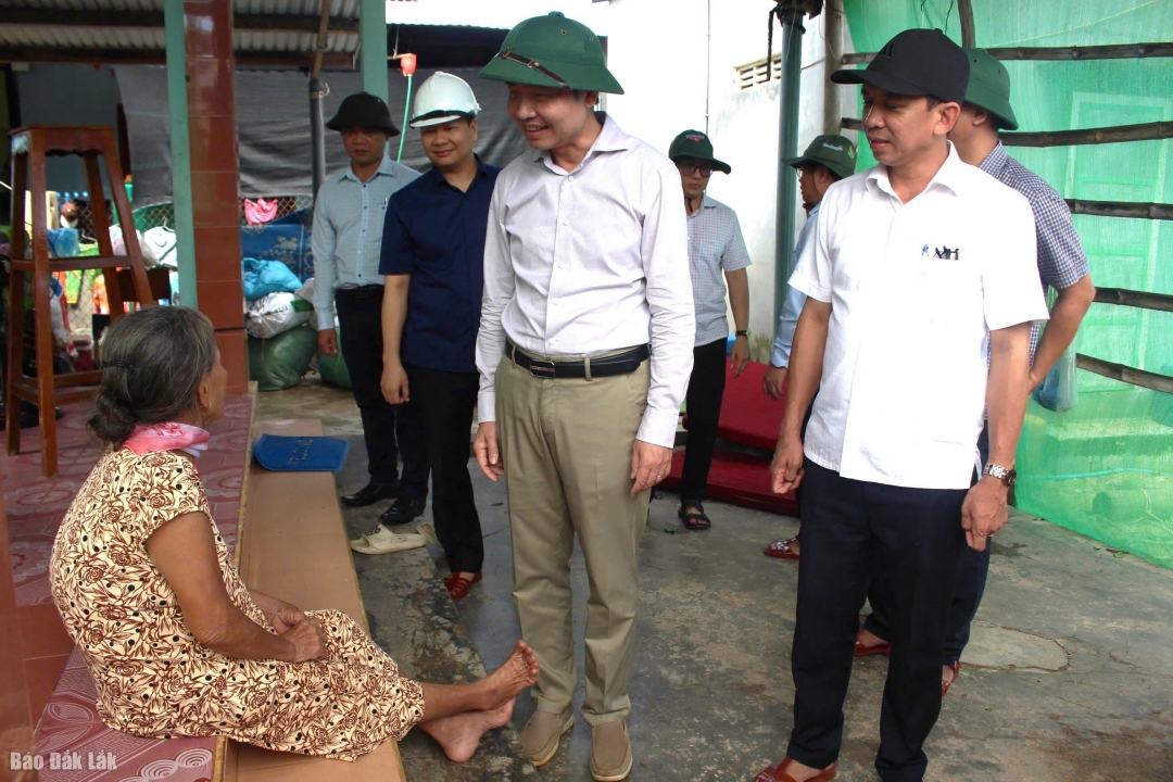 Chủ tịch UBND tỉnh động viên bà Huỳnh Thị Bảy (phường Xuân Đài), chủ ngôi nhà bị tốc mái sau bão.