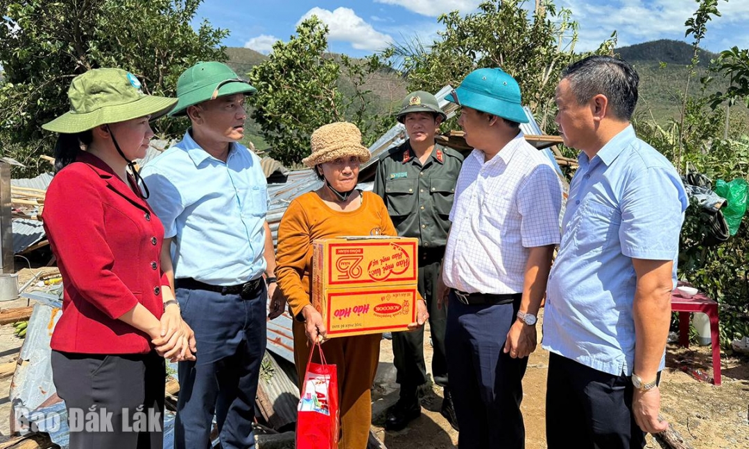 Đồng chí Lương Nguyễn Minh Triết, Ủy viên dự khuyết Trung ương Đảng, Bí thư Tỉnh ủy cùng các đồng chí lãnh đạo thăm, động viên bà Nguyễn Thị Hương ở thôn Bình Tây (xã Xuân Lâm), có nhà bị sập.