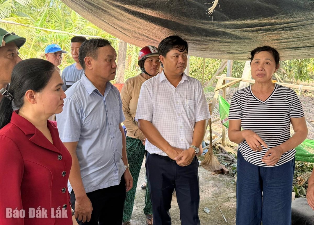 Bí thư Tỉnh ủy Lương Nguyễn Minh Triết động viên thân nhân ông Phạm Ngọc Thành (sinh năm 1960, ở thôn 4, xã Xuân Lãnh), một trong những người mất trong bão số 13. Ảnh: Hà My