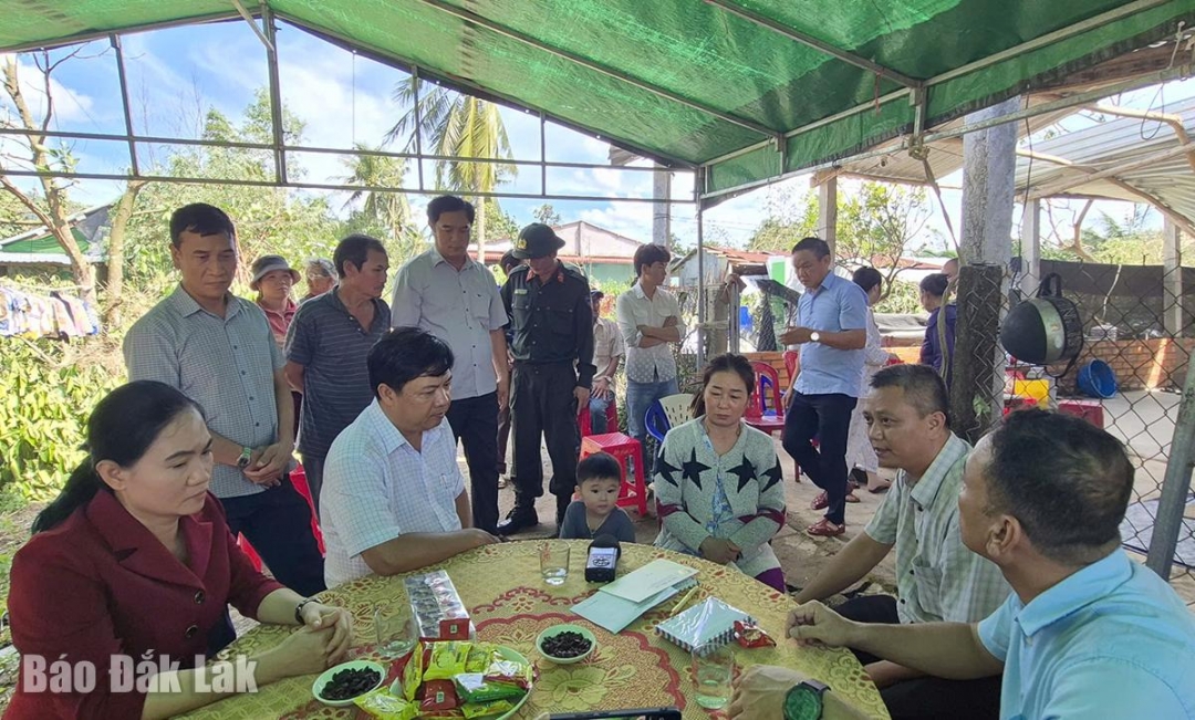 Bí thư Tỉnh ủy Lương Nguyễn Minh Triết và các đồng chí lãnh đạo thăm hỏi, chia sẻ với nỗi đau của thân nhân ông Nguyễn Quang Thắng (xã Xuân Lãnh), người mất do sập nhà trong bão số 13. Ảnh: Tuyết Hương