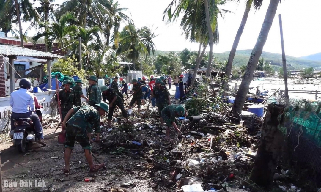 Bộ đội chung gtay dọn dẹp đống đổ nát sau bão.