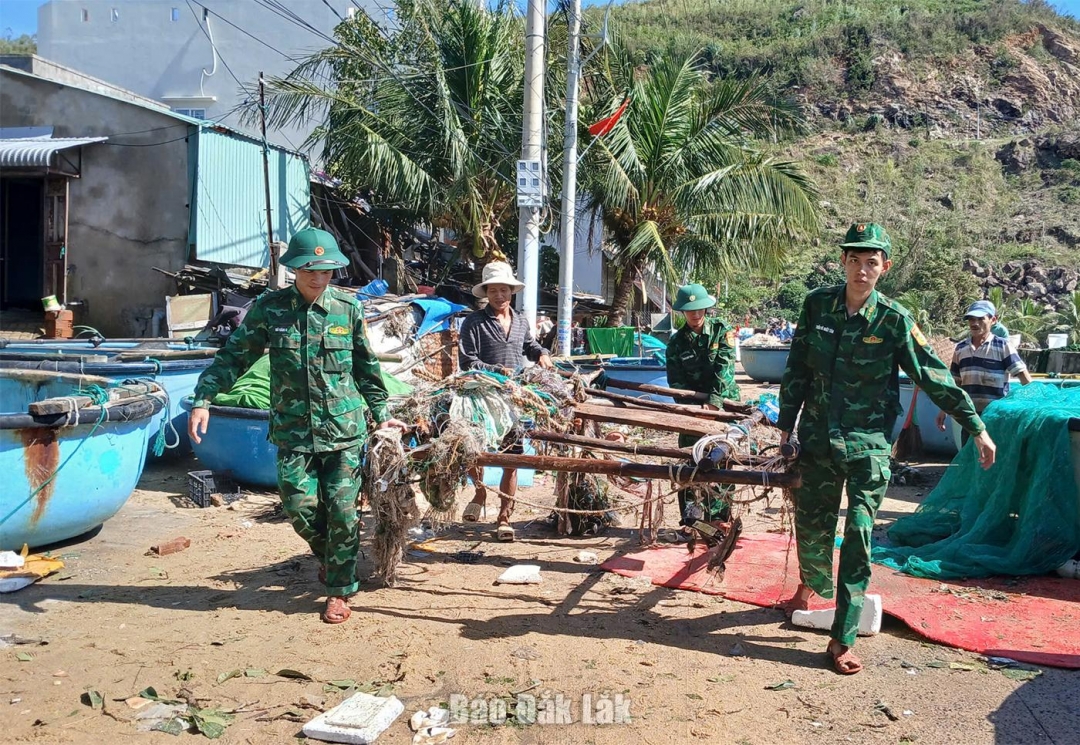 Lực lượng bộ đội hỗ trợ người dân khắc phục hậu quả cơn bão số 13