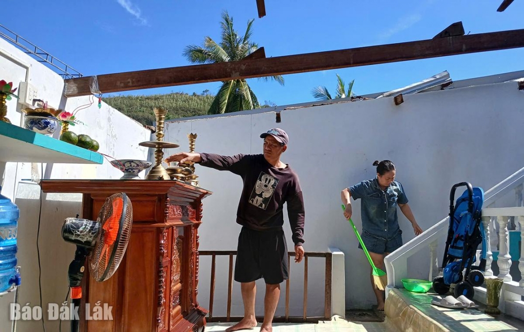 Một hộ dân ở thôn 2, xã Xuân Lộc dọn dẹp nhà bị tốc mái sau khi bão số 13 đi qua. Ảnh: Trung Hiếu