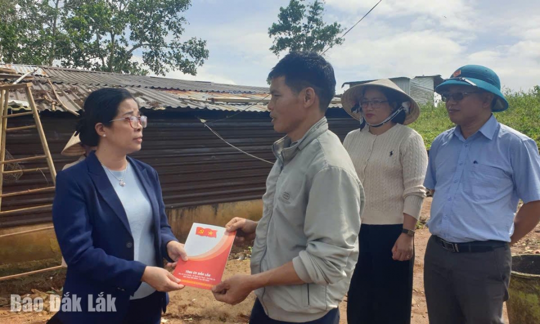 Đồng chí Huỳnh Thị Chiến Hòa, Phó Bí thư Tỉnh ủy trao hỗ trợ bà con bị ảnh hưởng bởi bão số 13 tại xã Tam Giang. Ảnh: Mỹ Hậu