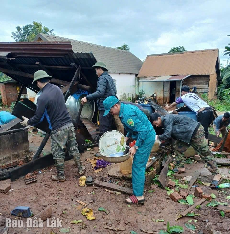 dọn dẹp, sửa chữa nhà ở sau bão.
