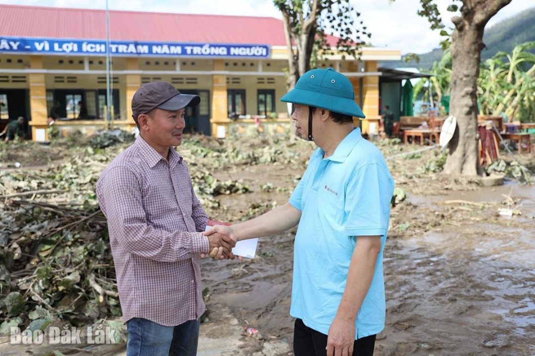 Giám đốc Argribank Chi nhánh Phú Yên Phan Thông Thái thăm hỏi, động viên tập thể cán bộ, giáo viên Trường Tiểu học Phú Mỡ.