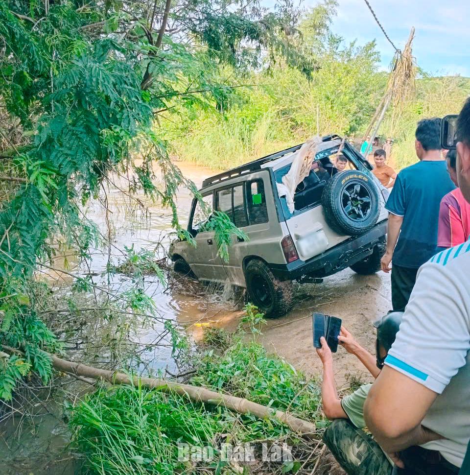 Chiếc xe bị nước lũ cuốn trôi vừa được lực lượng chức năng tìm thấy và trục vớt lên bờ.