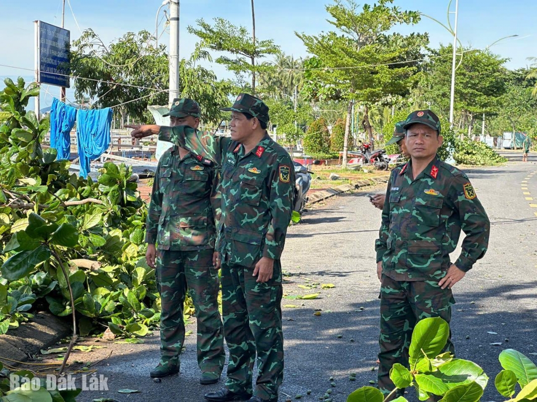 Đại tá Niê Ta, Ủy viên Ban Thường vụ Tỉnh ủy, Chỉ hyu trưởng Bộ Chỉ huy Quân sự tỉnh cùng các