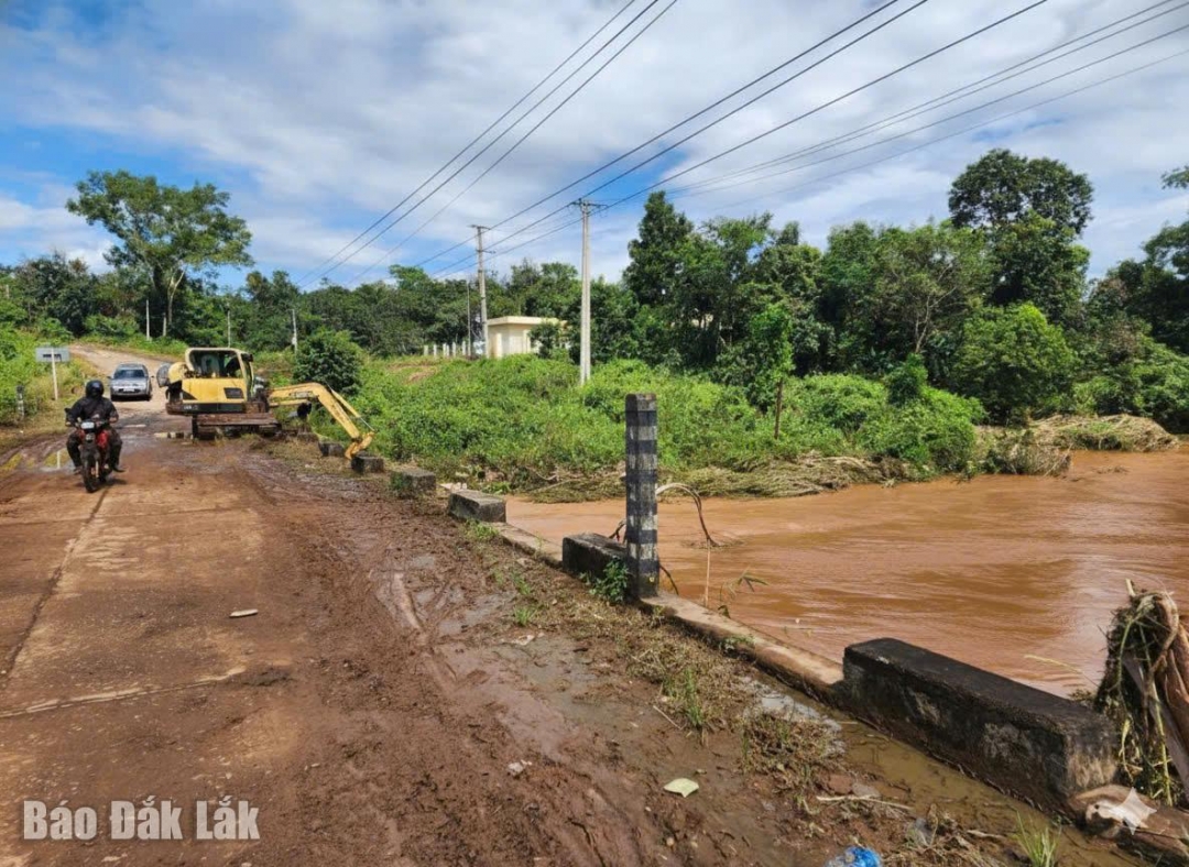 Lực lượng chức năng khơi thông dòng chảy cầu Ea Sin 2.