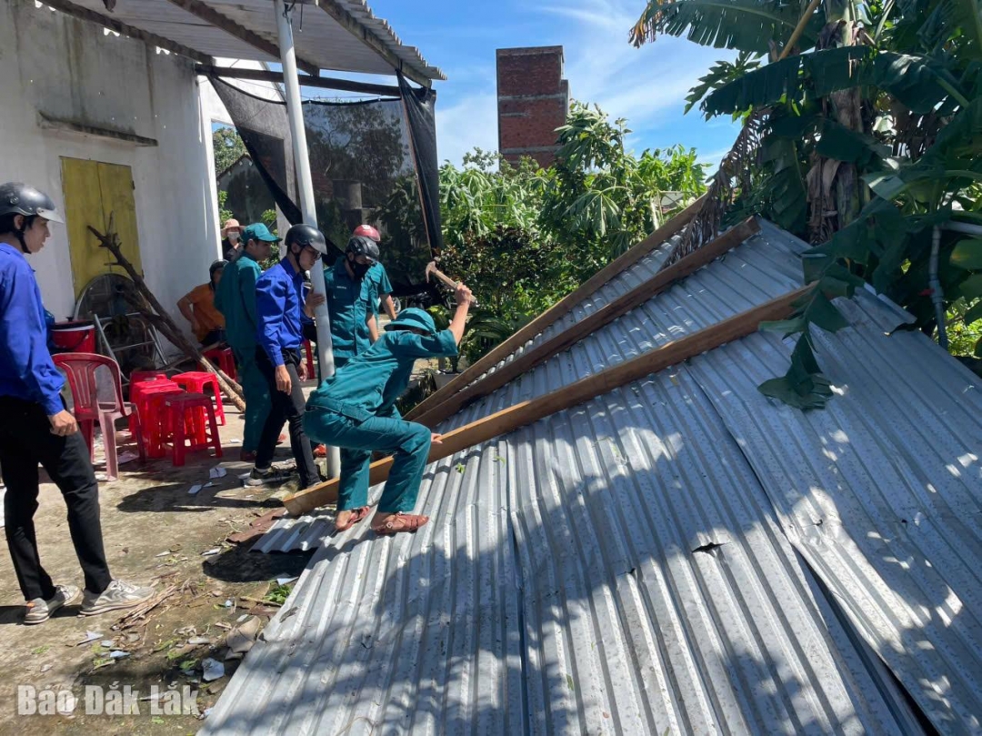 Những ngôi nhà bị tốc mái được các lực lượng kịp thời sửa chữa để người dân ổn định chỗ ở.