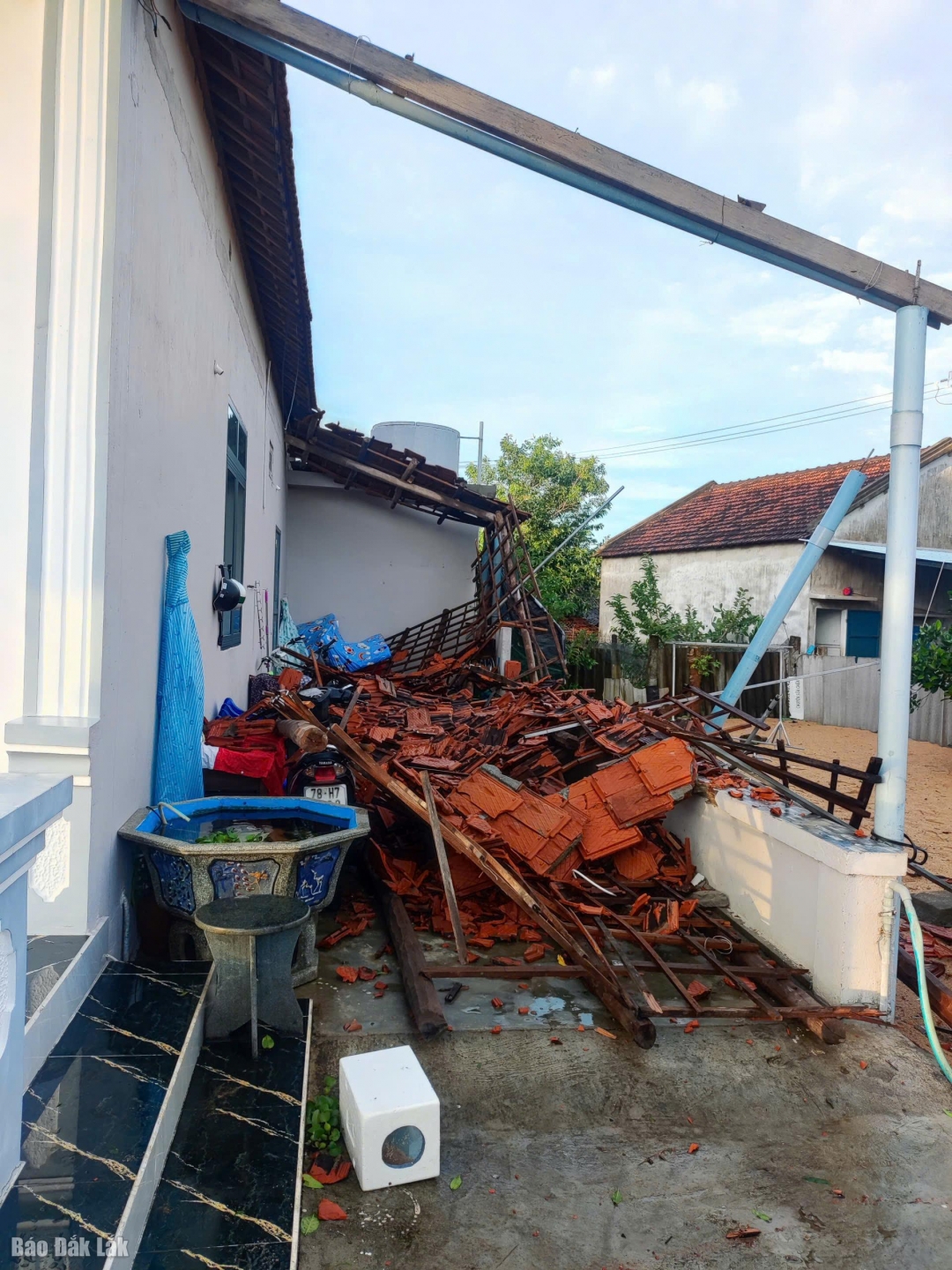 Một số nhà dân trê địa bàn phường bị hư hỏng.