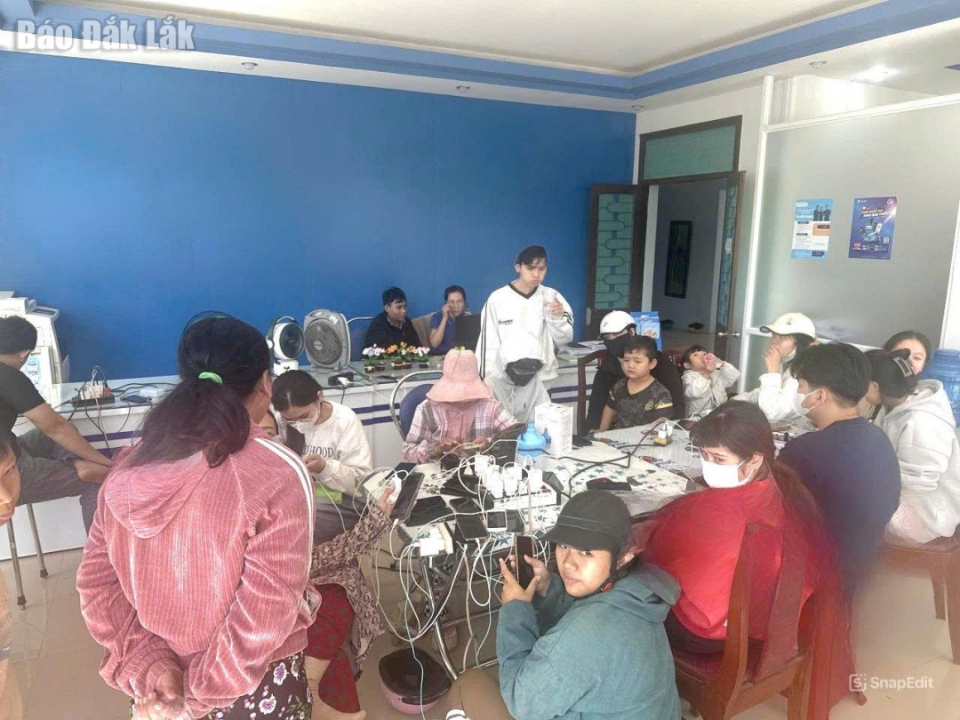 Xạc pin điện thoại cho người dân