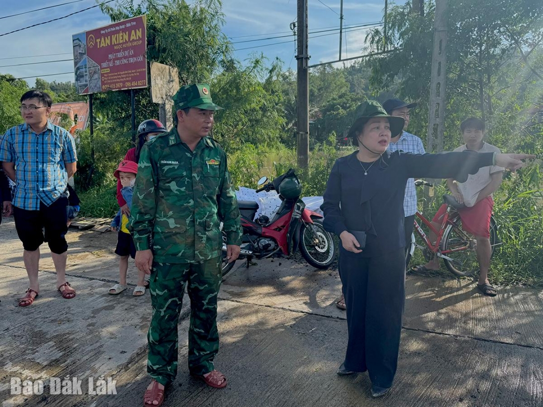 Phó Bí thư Thường trực Tỉnh ủy Cao Thị Hòa An kiểm tra tình trạng lũ lụt tại xã Ô Loan.