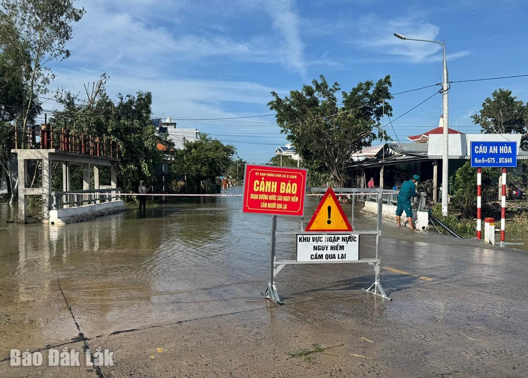 UBND xã Ô Loan cắm bảng cảnh báo, giăng dây và bố trí người trực để ngăn chặn các phương tiện qua lại vùng bị ngập nước sâu.