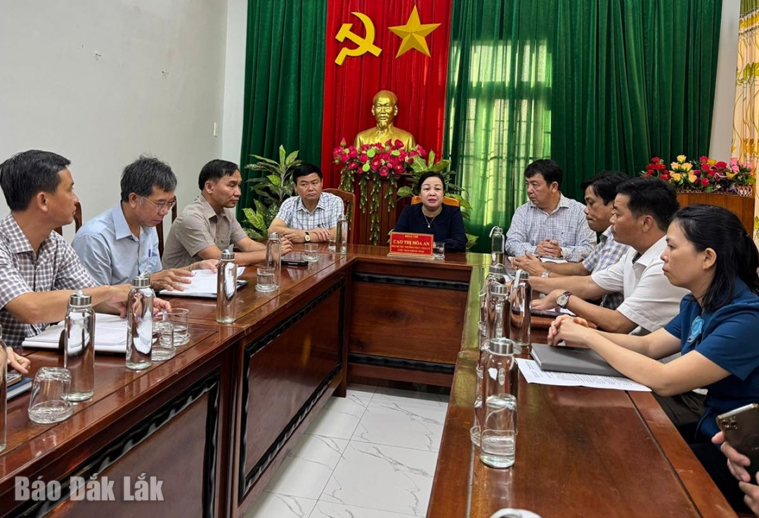 Làm việc với lãnh đạo xã Hòa Xuân, Phó Bí thư Tỉnh ủy Cao Thị Hòa An yêu cầu địa phương tiếp tục rà soát, kịp thời hỗ trợ người dân ổn định cuộc sống.