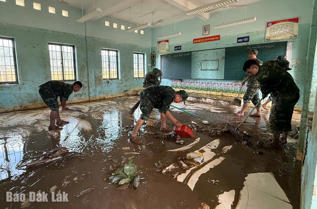 Lực lượng vũ trang tham gia hỗ trợ dọn dẹp sau lũ tại xã Phú Mỡ.