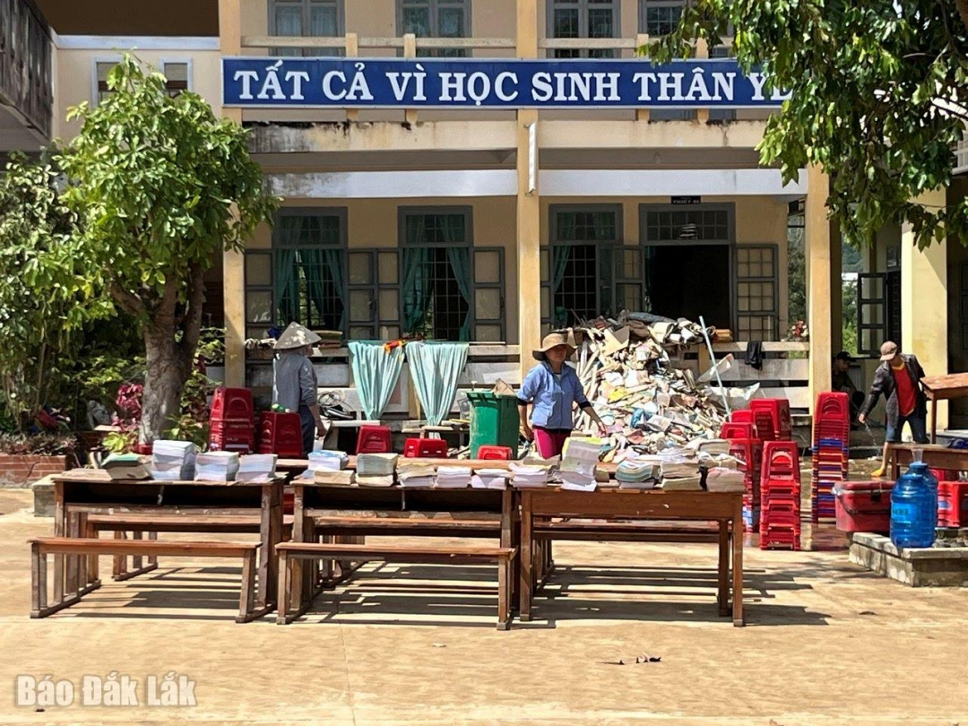 Phơi sách vở, tài liệu bị ướt tại Trường THCS Lê Văn Tám, xã Phú Mỡ. Ảnh: Hồ Như