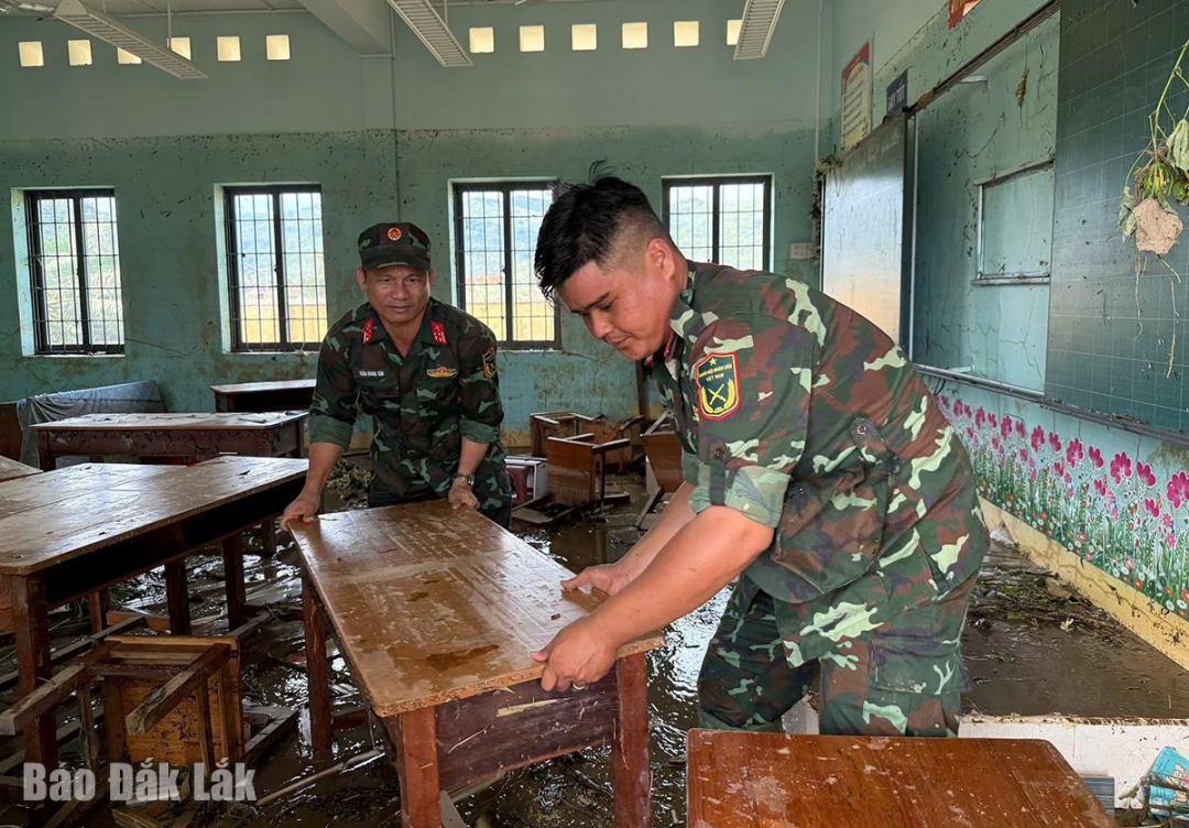 Lực lượng vũ trang hỗ trợ khắc phục hư hại tại Trường Tiểu học Phú Mỡ.