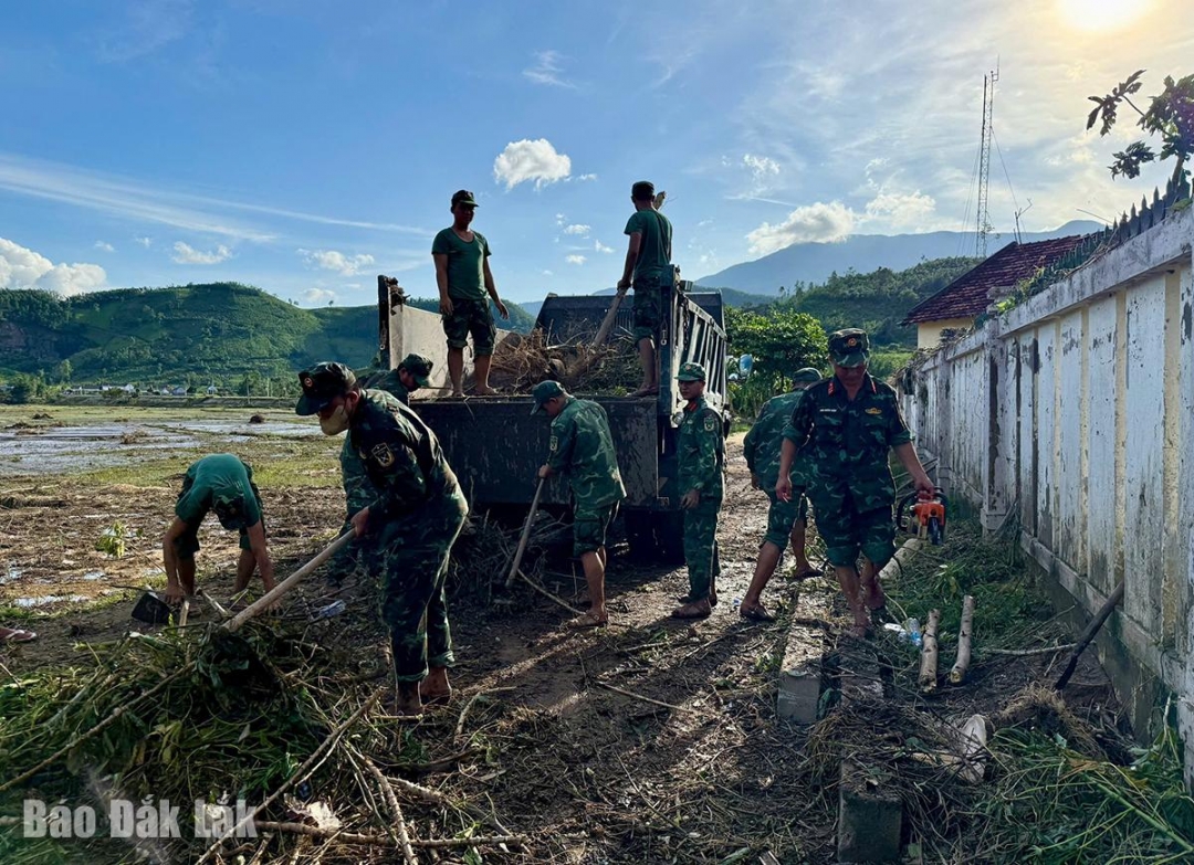 Lực lượng vũ trang hỗ trợ dọn dẹp các tuyến đường bị bồi lấp ở xã Phú Mỡ. Ảnh: Hồ Như
