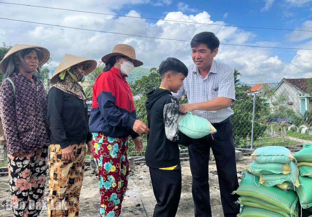 Địa phương tiếp nhận quà cứu trợ, cấp phát tới người dân.