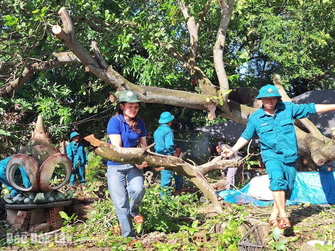 Phường Bình Kiến hỗ trợ người dân dọn dẹp, vệ sinh môi trường sau bão số 13.