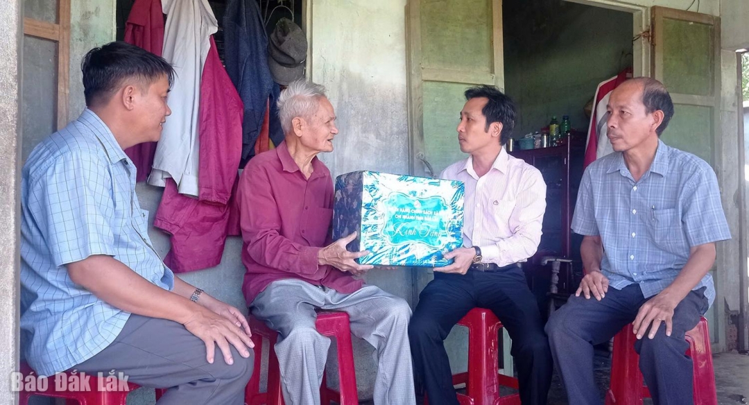 Phó Giám đốc Chi nhánh NHCSXH tỉnh Đinh Trọng Hưng thăm hỏi, động viên gia đình ông Ngô Xuân Trợt