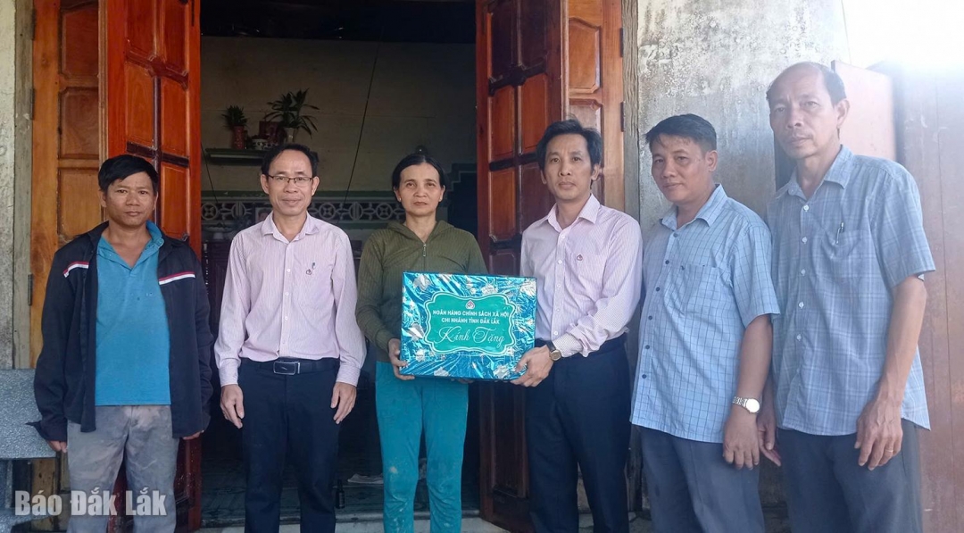 Đại diện Chi nhánh NHCSXH tỉnh trao quà hỗ trợ cho gia đình bà Đỗ Thị Thư.