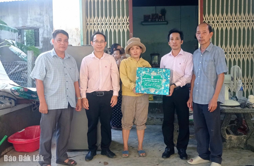 Đoàn công tác trao quà, động viên người nhà của ông Ngô Bá Nguyên (thôn Tân Thọ) sớm vượt qua khó khăn. 