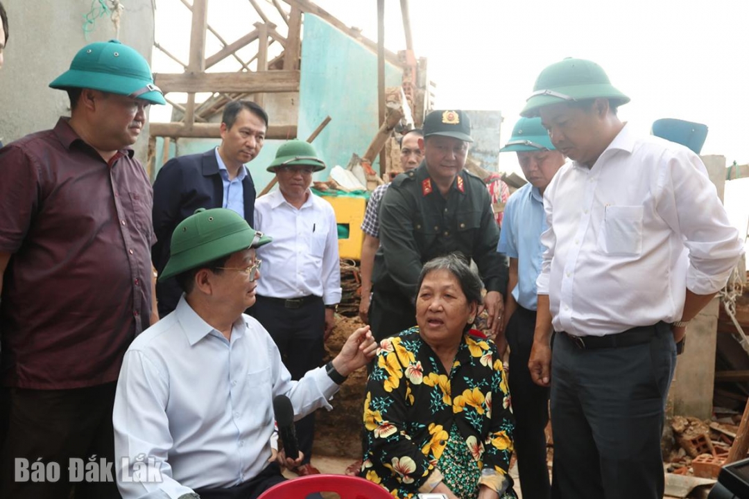 Phó Thủ tướng Chính phủ Mai Văn Chính thăm hỏi, động viên bà Huỳnh Thị Thau. Ảnh: H.My