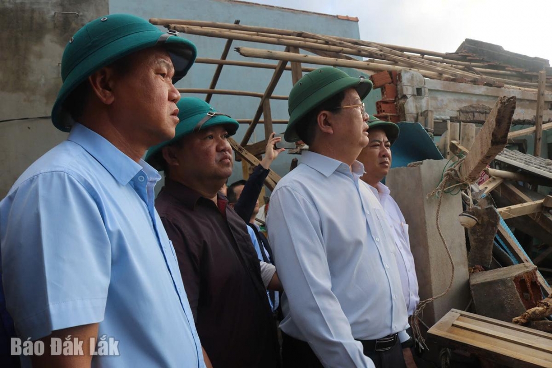 Phó Thủ tướng Chính phủ Mai Văn Chính, Bí thư Tỉnh ủy Lương Nguyễn Minh Triết, Phó Chủ tịch UBND tỉnh Đào Mỹ và lãnh đạo xã Xuân Cảnh kiểm tra thực tế khu vực nhà bà Huỳnh Thị Thau bị sập. Ảnh: H.My