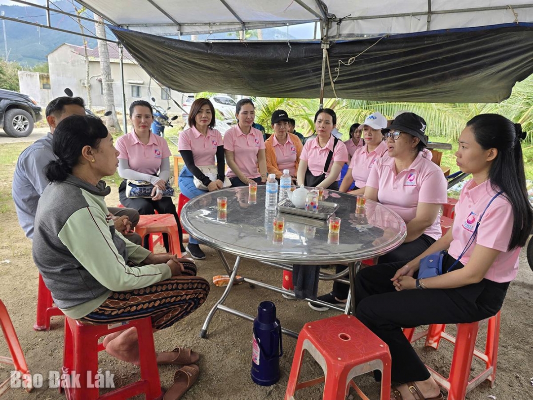 Các thành viên Hội Nữ doanh nhân Phú Yên chia sẻ với nỗi đau, mất mát của gia đình ông Phan Ngọc Thành, người mất trong bão số 13 ở xã Xuân Lãnh.