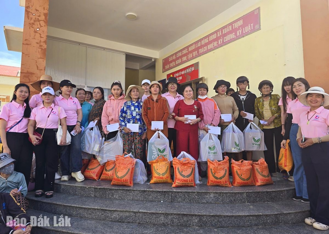 Hội Nữ doanh nhân Phú Yên trao quà cho người dân bị thiệt hại do bão số 13 ở xã Xuân Thịnh.
