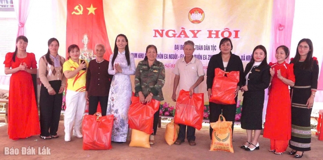 Các hộ có hoàn cảnh khó khăn nhận quà của UBND xã Krông Búk.