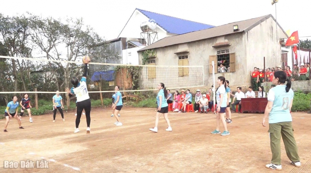 Các thôn, buôn giao lưu bóng chuyền tạo không khí vui tươi, gắn kết trong ngày hội.