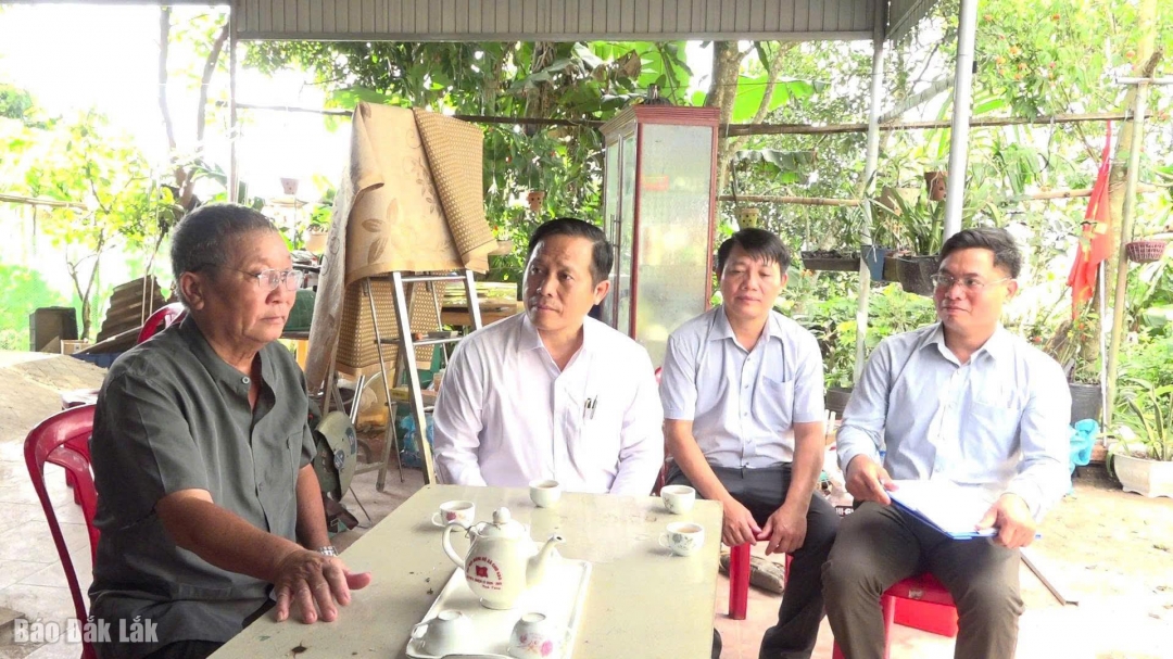 Thăm hỏi, động viên