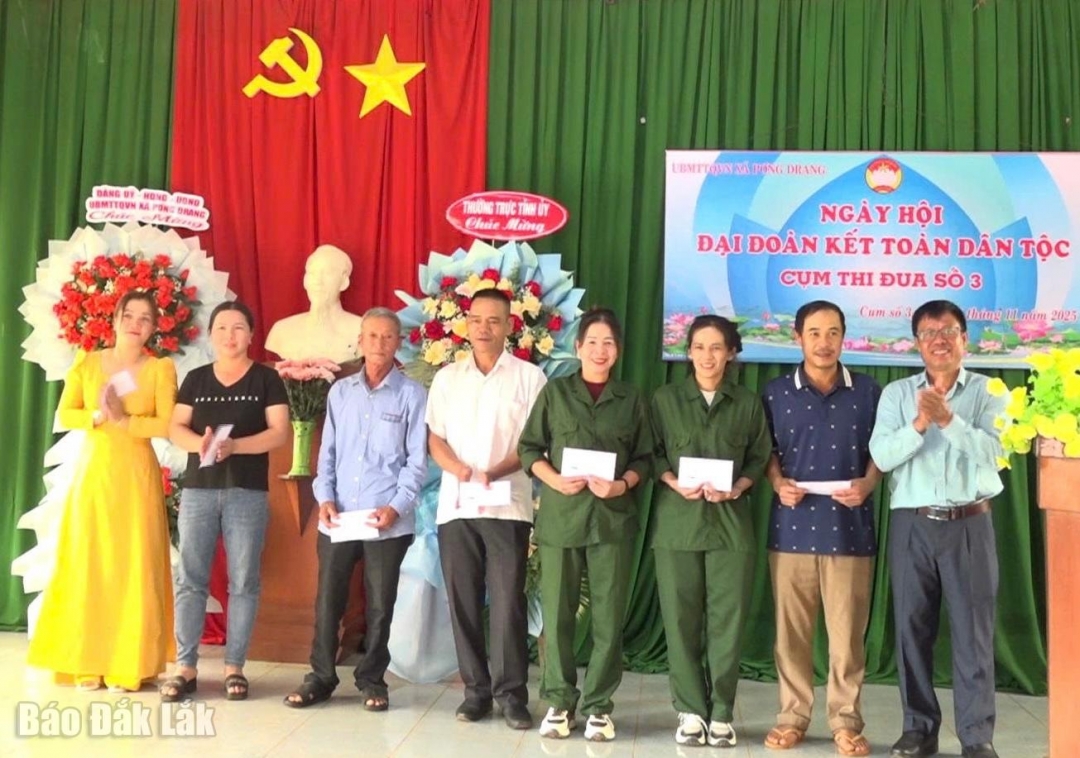 Các hộ gia đình tiêu biểu được tuyên dương, khen thưởng tại ngày hội.