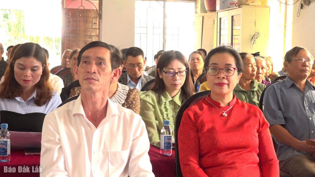 Các đại biểu và người dân tham dự ngày hội.