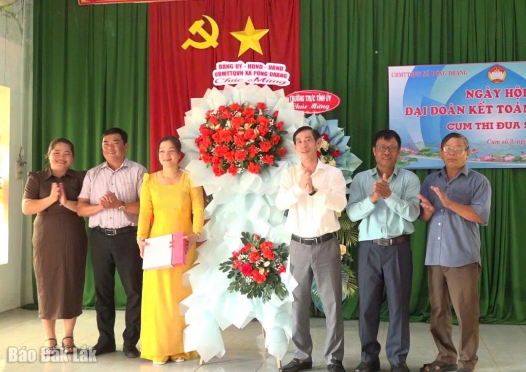 Lãnh đạo xã Pơng Drang tặng hoa chúc mừng ngày hội.