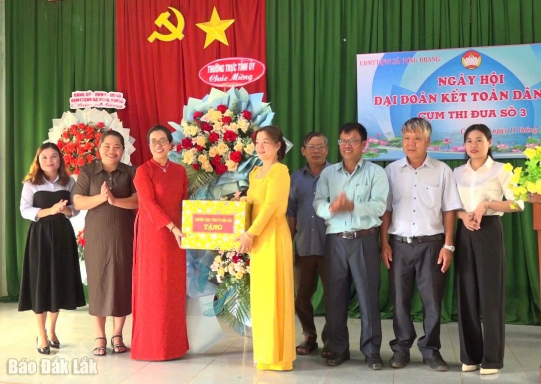 Phó Bí thư Tỉnh ủy Huỳnh Thị Chiến Hòa tặng hoa, quà chúc mừng ngày hội.