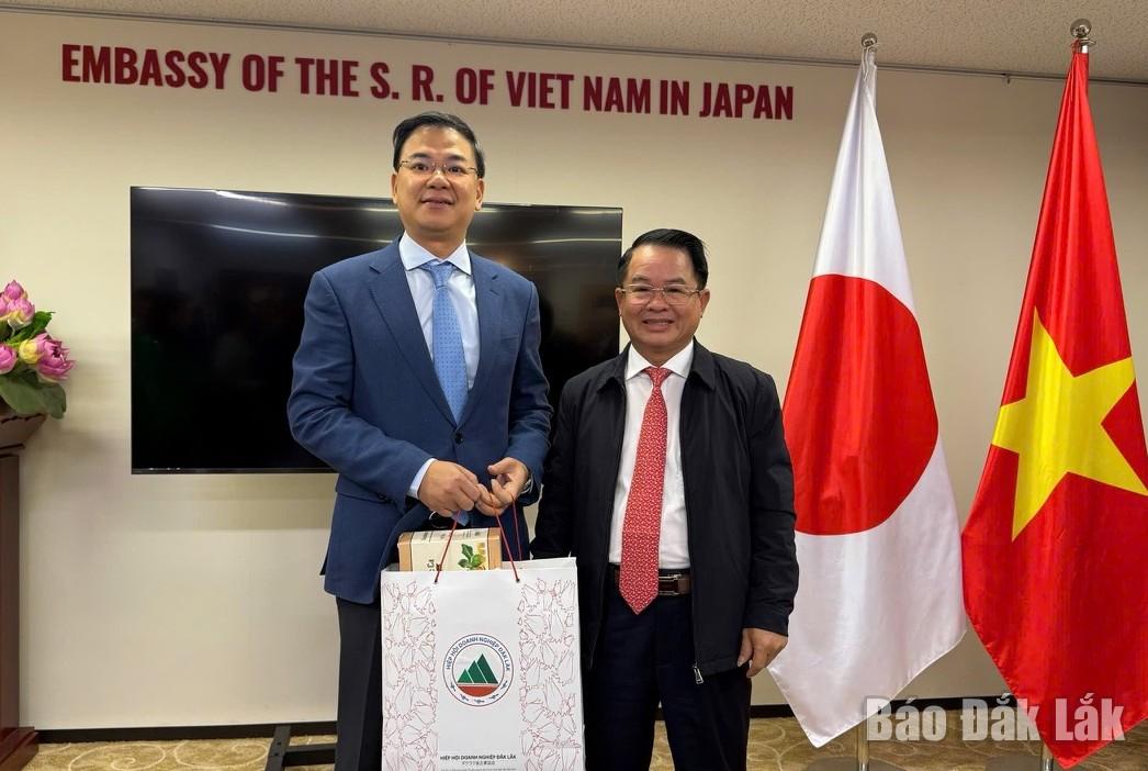 Ông Huỳnh Văn Dũng, Chủ tịch Hiệp hội Doanh nghiệp tỉnh Đắk Lắk (bên phải) trao quà tặng Đại sứ quán Việt Nam tại Nhật Bản.