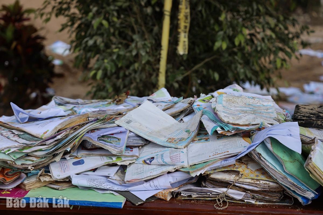 Nhiều tài liệu, sách vở của thầy và trò Trường Tiểu học Phú Mỡ bị hư hỏng do ngâm trong nước lũ.