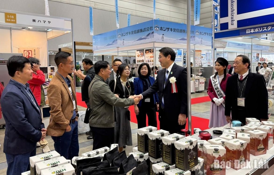 Ông Nakahara Yaichi, Thị trưởng thành phố Niigata thăm gian hàng của Hiệp hội Doanh nghiệp tỉnh Đắk Lắk tại Hội chợ Ẩm thực quốc tế Niigata Food Messe 2025 – lần thứ 17.