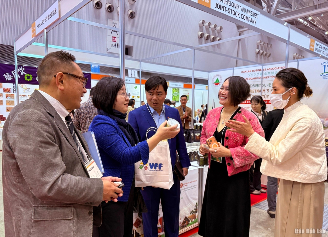 Khách tham quan hội chợ thích thú với  sản phẩm của các doanh nghiệp Đắk Lắk. 