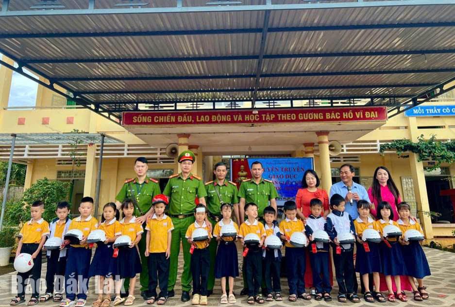 Công an xã Krông Búk tặng mũ bảo hiểm cho học sinh Trường Tiểu học Nguyễn Thị Minh Khai.