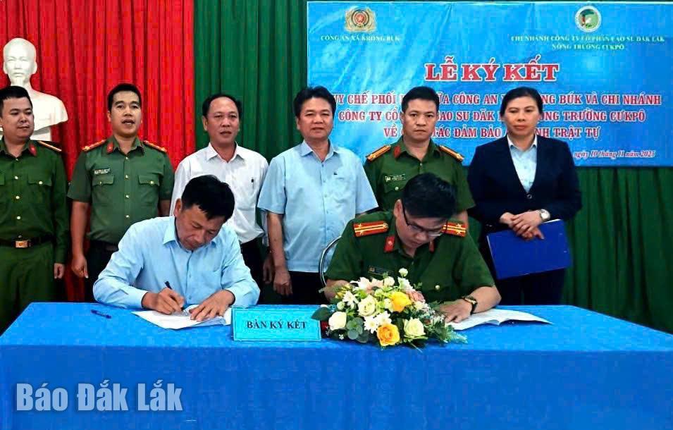 Công an xã Krông Búk và ký kết quy chế phối hợp.
